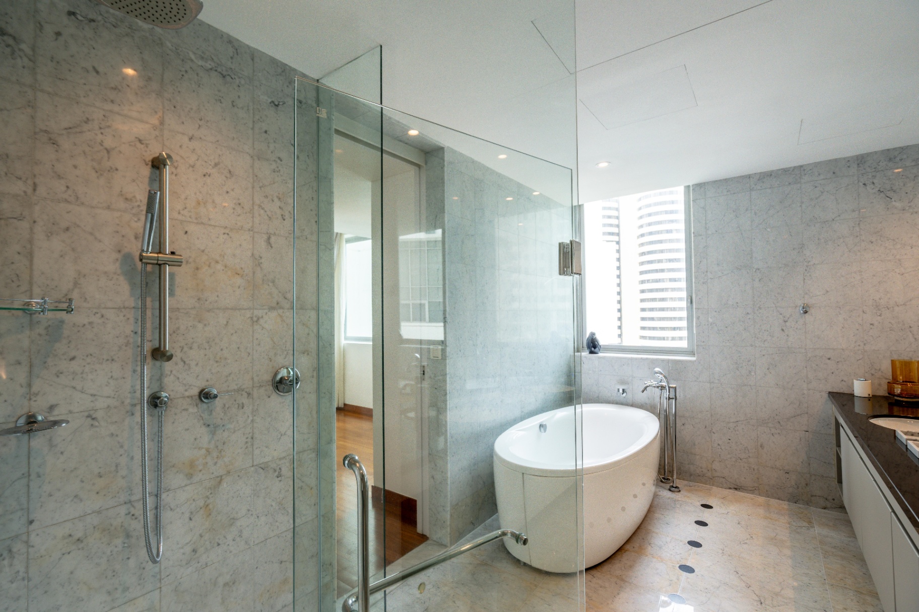 Draycott 8 — master bathroom with rain shower and soaking tub
