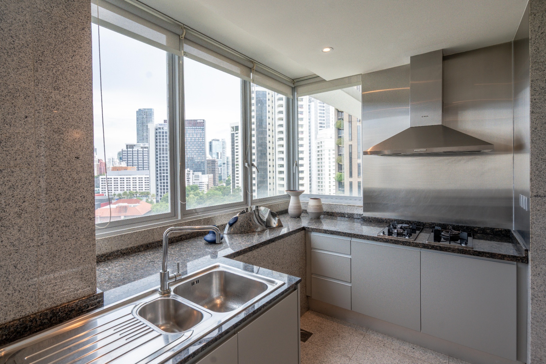 Draycott 8 — wet kitchen with gas hob, Bosch hood and city skyline view