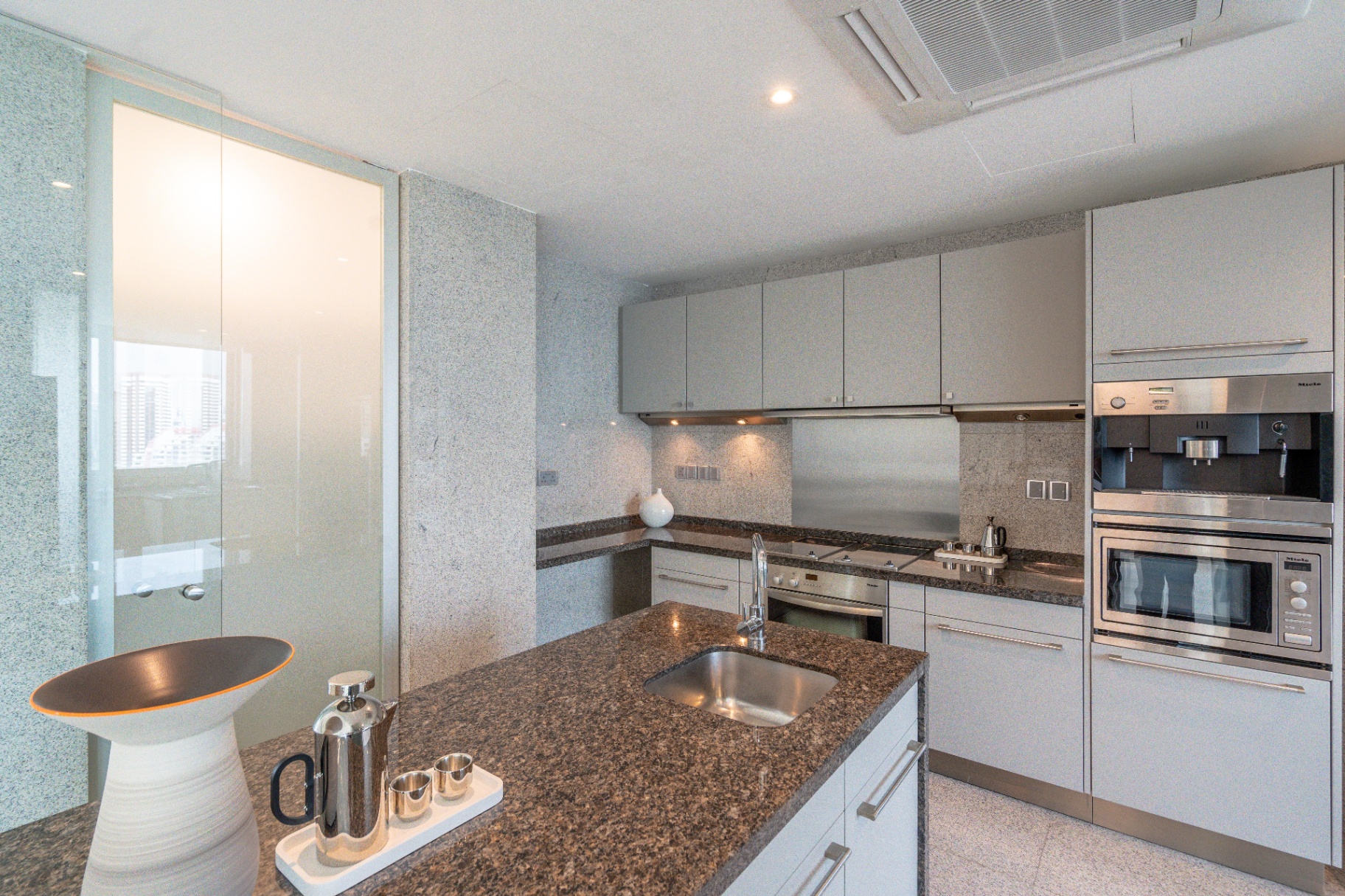 Draycott 8 — main kitchen with Miele appliances and granite island